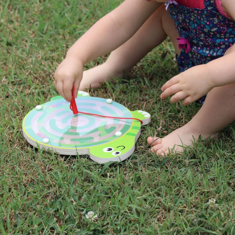 Image d'ambiance de présentation du produit Labyrinthe magnétique Tortue - Plan Toys